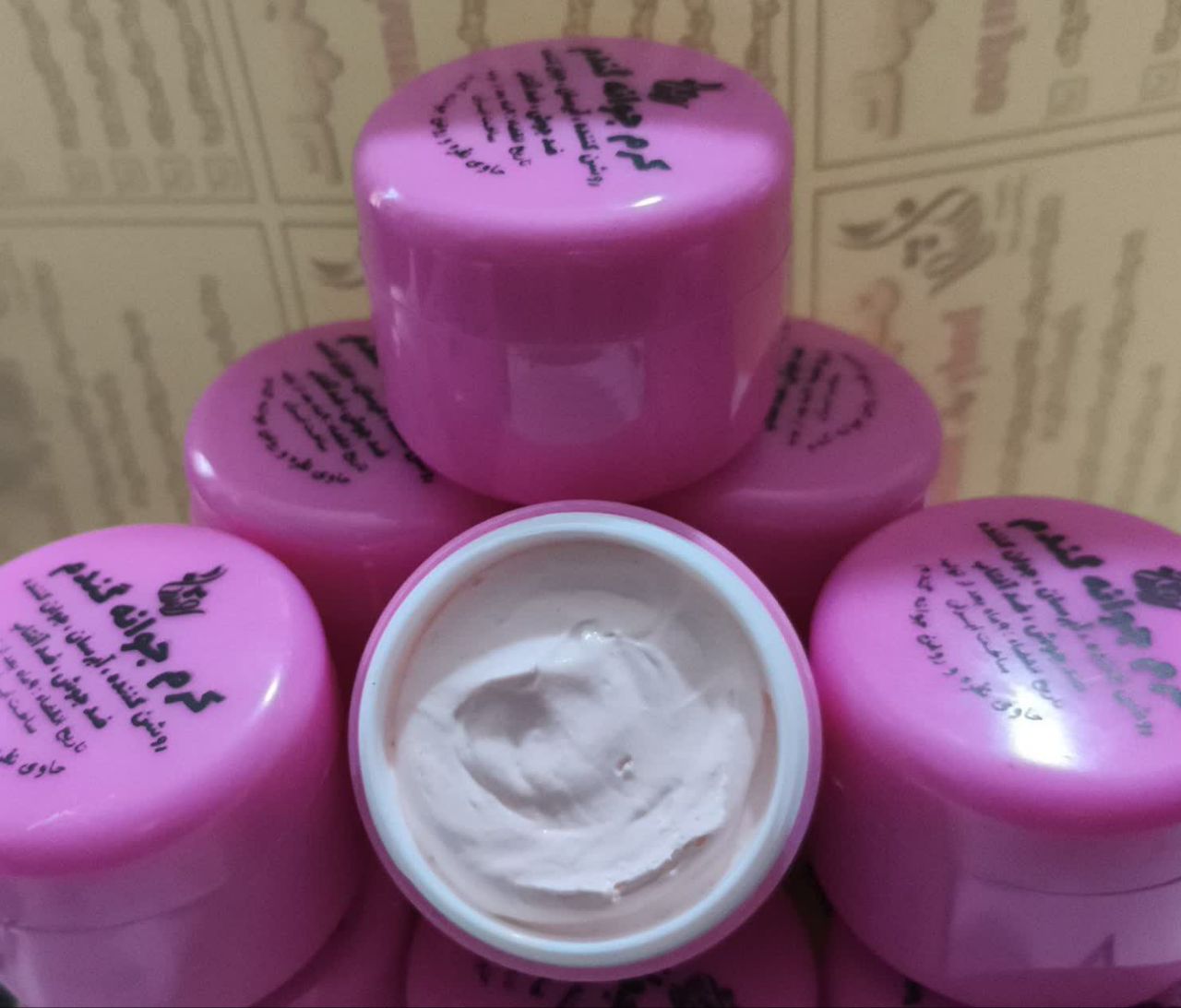 کرم جوانه گندم روشنا روشن کننده و جوان کننده و آبرسان و ضدآفتاب و...